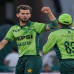 pakistan beats australia by four wickets to clinch odi series 2 1